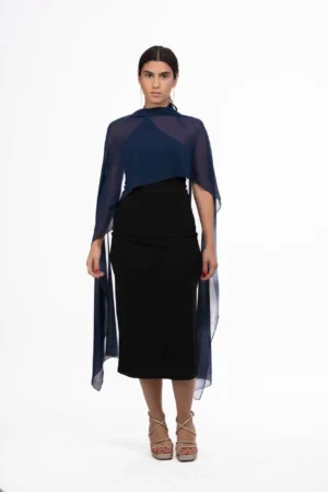 Fular azul marino de gasa para eventos formales. Elegante, ligero y versátil, perfecto para llevar como capa o fular sobre vestidos.