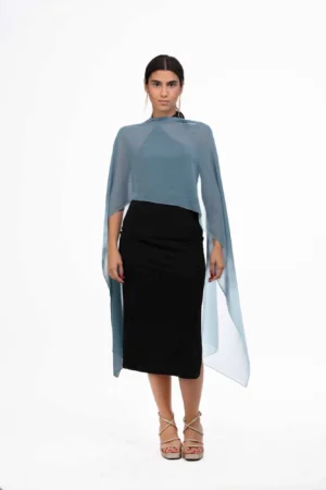 Fular azul petróleo de gasa para eventos formales. Elegante, ligero y versátil, perfecto para llevar como capa o fular sobre vestidos.