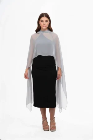 Fular gris plata de gasa para eventos y celebraciones. Un complemento elegante y ligero para llevar como capa o fular sobre vestidos.
