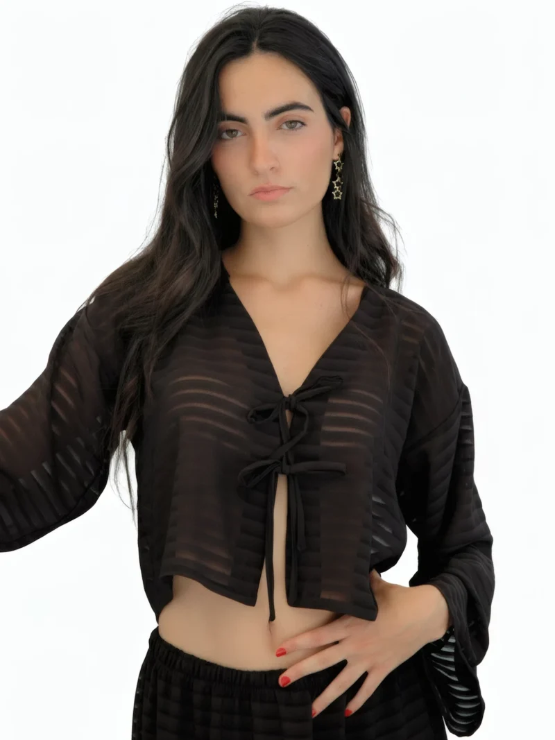 Blusa negra transparente Imagine con lazada frontal y tejido a rayas. Diseño ligero y elegante ideal para looks de noche o capas sofisticadas.