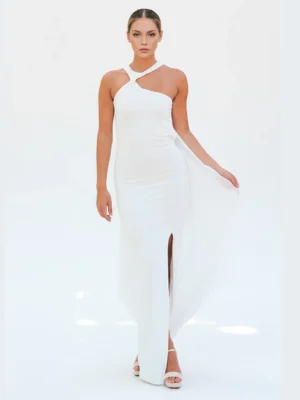 Vestido largo blanco con escote a la caja y espalda asimétrica descubierta. Diseño limpio ideal para bodas civiles y eventos especiales de invitada.