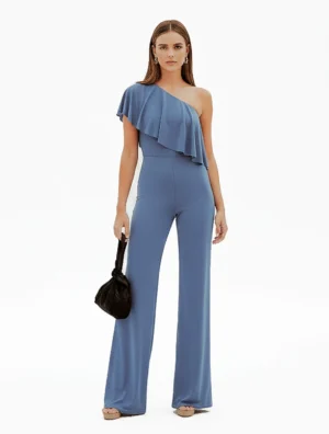 Su nuevo tono azul es super favorecedor, y el corte asimétrico con volante desde el hombro aporta un toque original y femenino, ideal para bodas