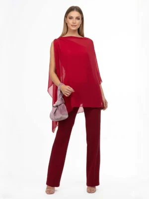 Mono Rojo Eiffel largo con capa de gasa y diseño asimétrico, confeccionado en tejido elástico para un ajuste perfecto. Ideal para bodas, graduaciones y eventos especiales. Hecho en España.