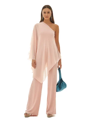 Mono largo rosa nude asimétrico con capa de gasa, elegante y favorecedor. Ideal para eventos especiales. Fabricado en España.