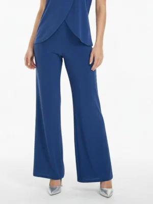 Pantalón largo azul marino de punto elástico con corte recto. Cómodo, elegante y perfecto para looks de invitada o eventos especiales.