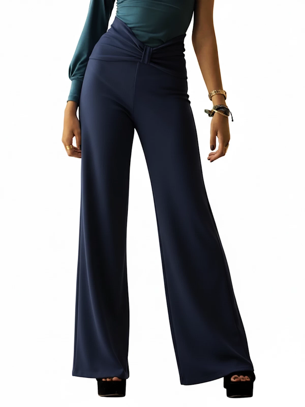 Pantalón azul de punto con fajín ancho y tejido elástico. Diseño cómodo y favorecedor ideal para looks elegantes y estilismos de día o noche.