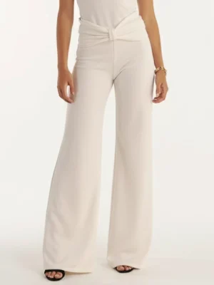 Pantalón blanco palazzo de punto con fajín integrado y tiro alto. Diseño elegante y cómodo para invitadas y eventos | Bombon Spain