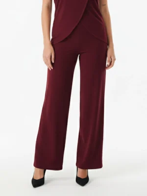 Pantalón burdeos de punto elástico con corte recto y caída fluida. Diseño elegante y cómodo para invitadas, bodas y eventos | Bombon Spain.