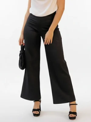 Pantalón negro de punto Tona con pata ancha y tejido elástico. Cómodo, elegante y versátil para looks diarios o más formales.