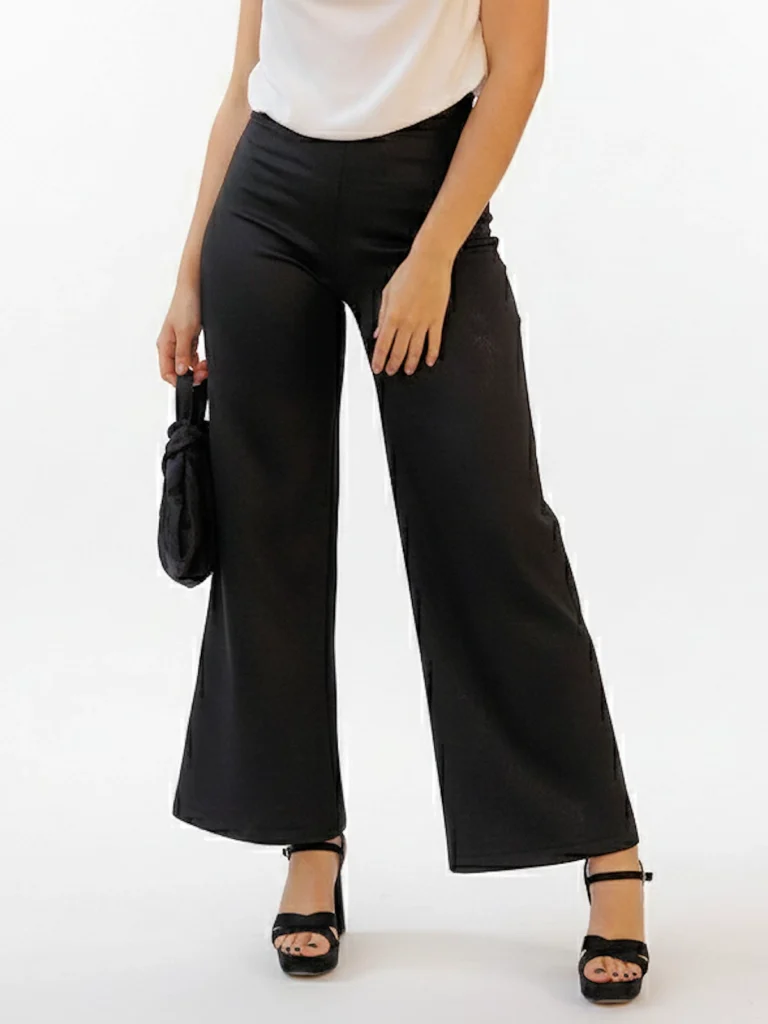 Pantalón negro de punto Tona con pata ancha y tejido elástico. Cómodo, elegante y versátil para looks diarios o más formales.