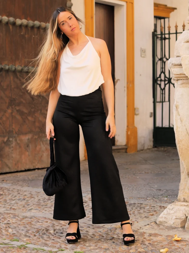 Pantalón negro de punto Tona con pata ancha y tejido elástico. Cómodo, elegante y versátil para looks diarios o más formales.