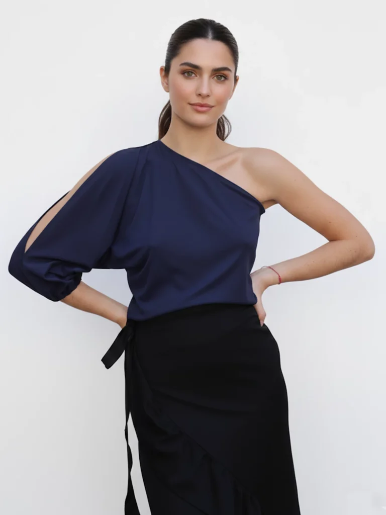Top azul asimétrico de diseño moderno y favorecedor. Prenda versátil ideal para looks diarios, eventos informales y estilismos actuales.