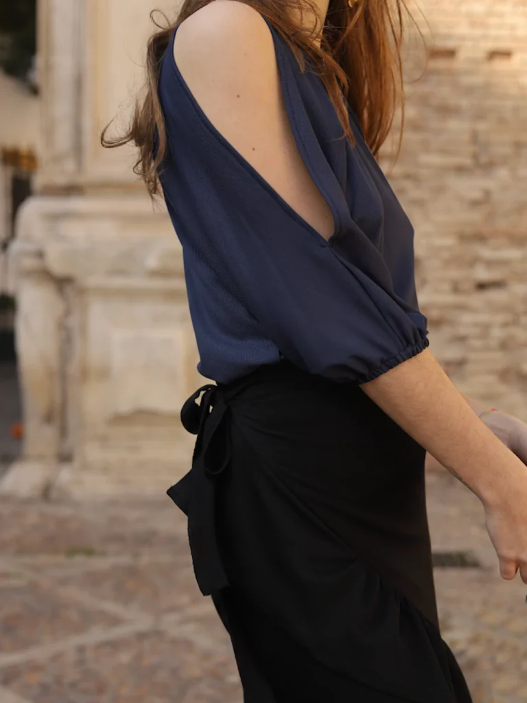 Top azul asimétrico de diseño moderno y favorecedor. Prenda versátil ideal para looks diarios, eventos informales y estilismos actuales.