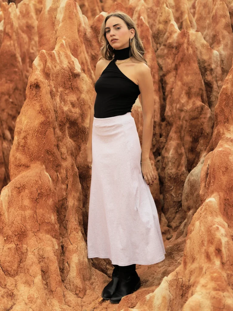 Top negro asimétrico Neck de cuello alto sin mangas y tejido elástico. Diseño elegante y minimal para eventos, cenas o looks sofisticados.