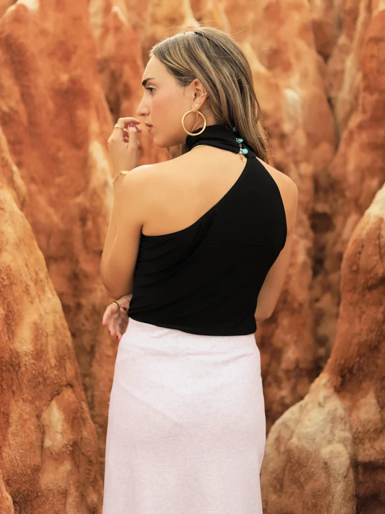 Top negro asimétrico Neck de cuello alto sin mangas y tejido elástico. Diseño elegante y minimal para eventos, cenas o looks sofisticados.