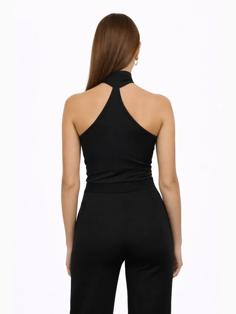 Top negro asimétrico Neck de cuello alto sin mangas y tejido elástico. Diseño elegante y minimal para eventos, cenas o looks sofisticados.