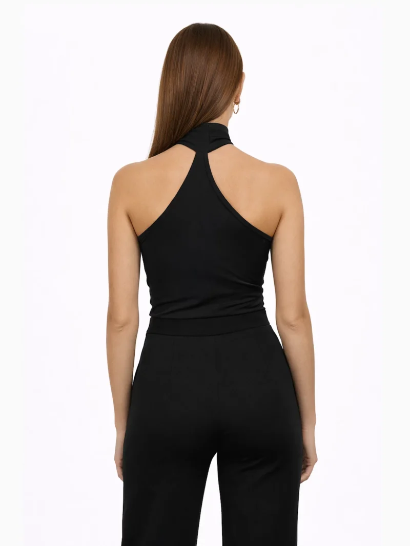 Top negro asimétrico Neck de cuello alto sin mangas y tejido elástico. Diseño elegante y minimal para eventos, cenas o looks sofisticados.