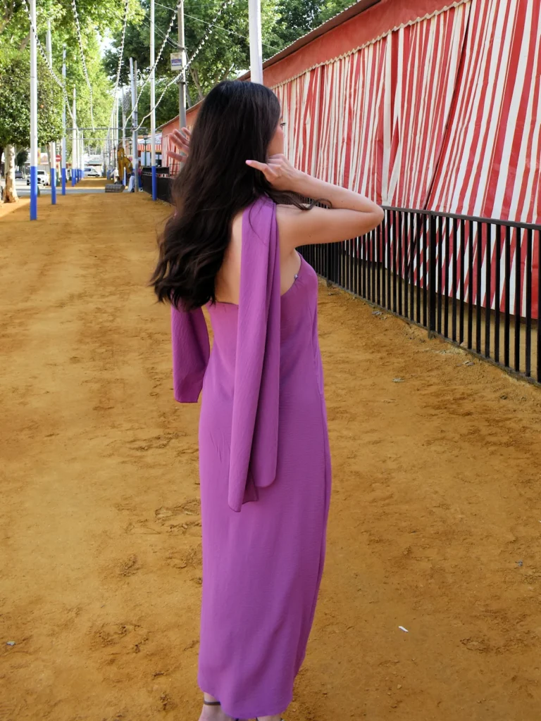 Vestido largo buganvilla con chal a juego y escote palabra de honor. Un diseño elegante y fluido que destaca por su color y movimiento.
