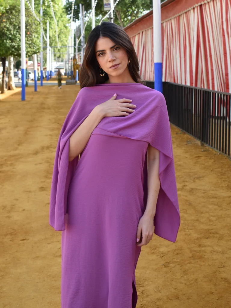 Vestido largo buganvilla con chal a juego y escote palabra de honor. Un diseño elegante y fluido que destaca por su color y movimiento.