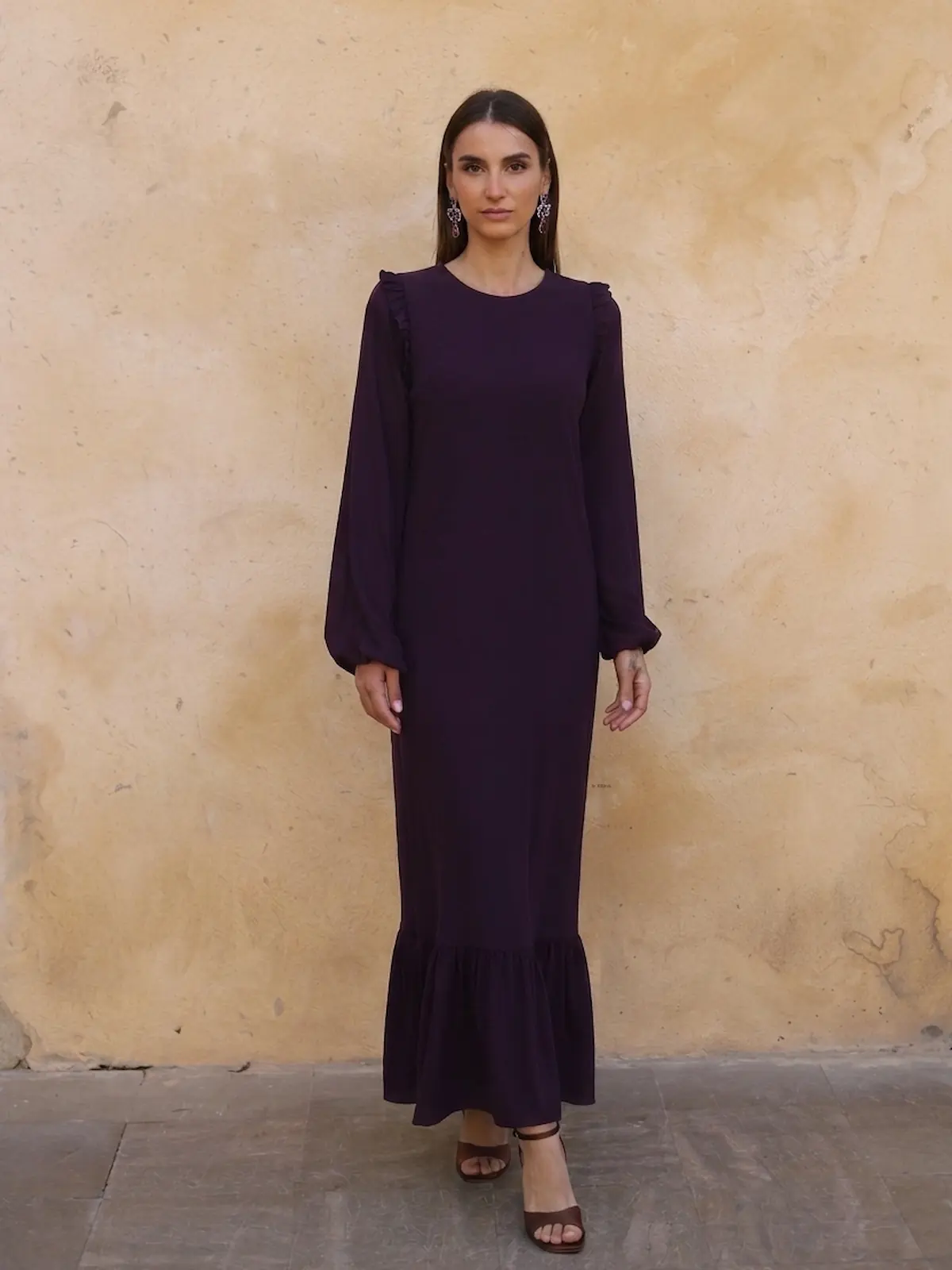 Vestido Largo Berenjena Palma con volantes, tejido fluido y mangas abullonadas. Elegante y favorecedor, ideal para eventos y celebraciones.
