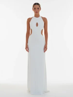 Vestido largo blanco con cuello halter, espalda descubierta y lazo de tul. Ideal para bodas de verano y eventos especiales.