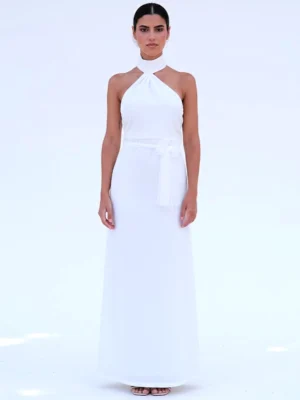 Vestido largo blanco con escote halter, fajín de tul y caída fluida. Ideal para bodas civiles, eventos al aire libre y celebraciones.