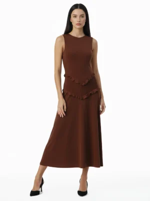 Vestido midi marrón chocolate con escote a la caja y volantes. Diseño elegante y versátil para eventos y celebraciones especiales.