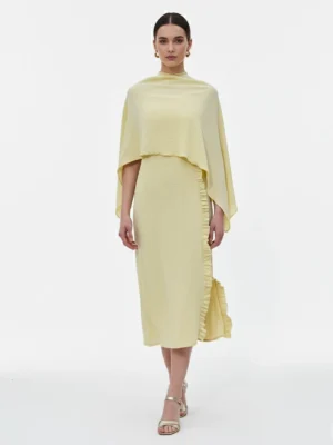 Vestido largo amarillo con capa y espalda descubierta: un diseño luminoso y elegante para invitadas de día y celebraciones.