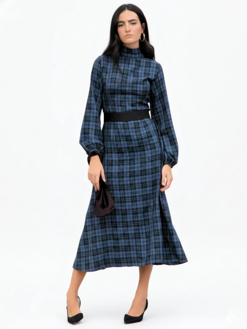 Vestido midi azul escocia de cuadros con cuello alto, mangas largas con volumen y fajín cinturón. Ideal para invitadas y eventos especiales.