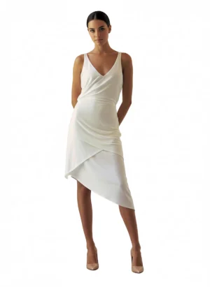Vestido blanco de tirantes con escote cruzado, cinturón ajustable y falda midi con volantes. Ideal para eventos de día y novia civil | Bombon Spain.