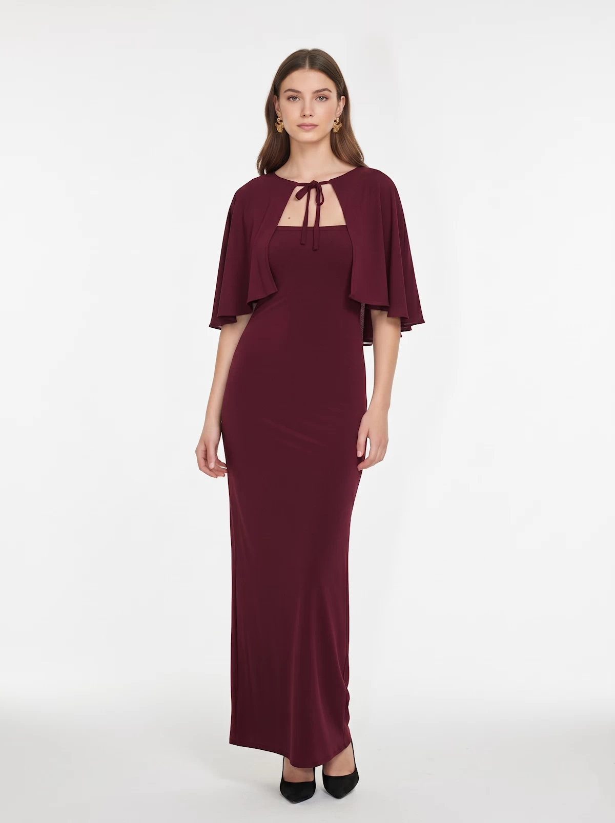Vestido Burdeos con Capa Invitada Plumas de escote palabra de honor y tejido fluido. Elegante y sofisticado, ideal para bodas y celebraciones.