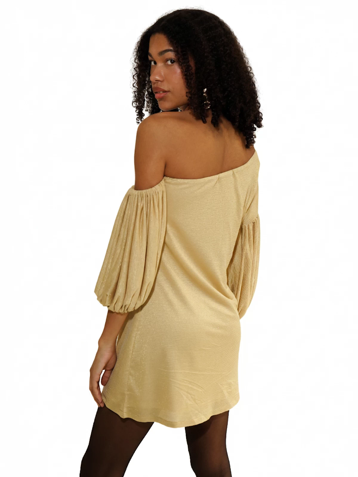 Vestido corto dorado asimétrico con manga abullonada y tejido fluido elástico. Diseño luminoso ideal para fiestas y eventos nocturnos.