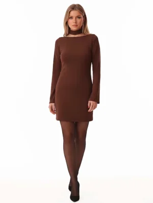 Vestido corto marrón con mangas campana, espalda baja y lazo al cuello. Elegante, cómodo y perfecto para fiestas.