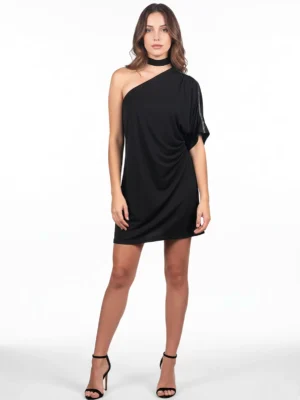 Vestido Corto Fiesta Negro Asimétrico Noia con manga japonesa y frunce en cintura. Sofisticado y cómodo, ideal para fiestas y eventos especiales.