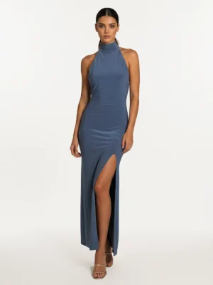 Vestido Largo Gris Ajustado Halter Mina con espalda baja, lazada larga y abertura frontal. Ideal para invitadas, graduaciones y eventos elegantes.