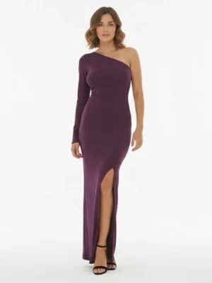 Vestido largo berenjena asimétrico con manga acampanada y espalda al aire. Ideal para invitadas que buscan elegancia y un toque diferente.