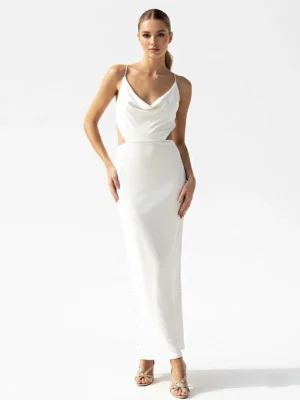 Vestido largo blanco Helene con escote en cascada, espalda descubierta y tejido fluido. Ideal para bodas, eventos de verano y celebraciones especiales.