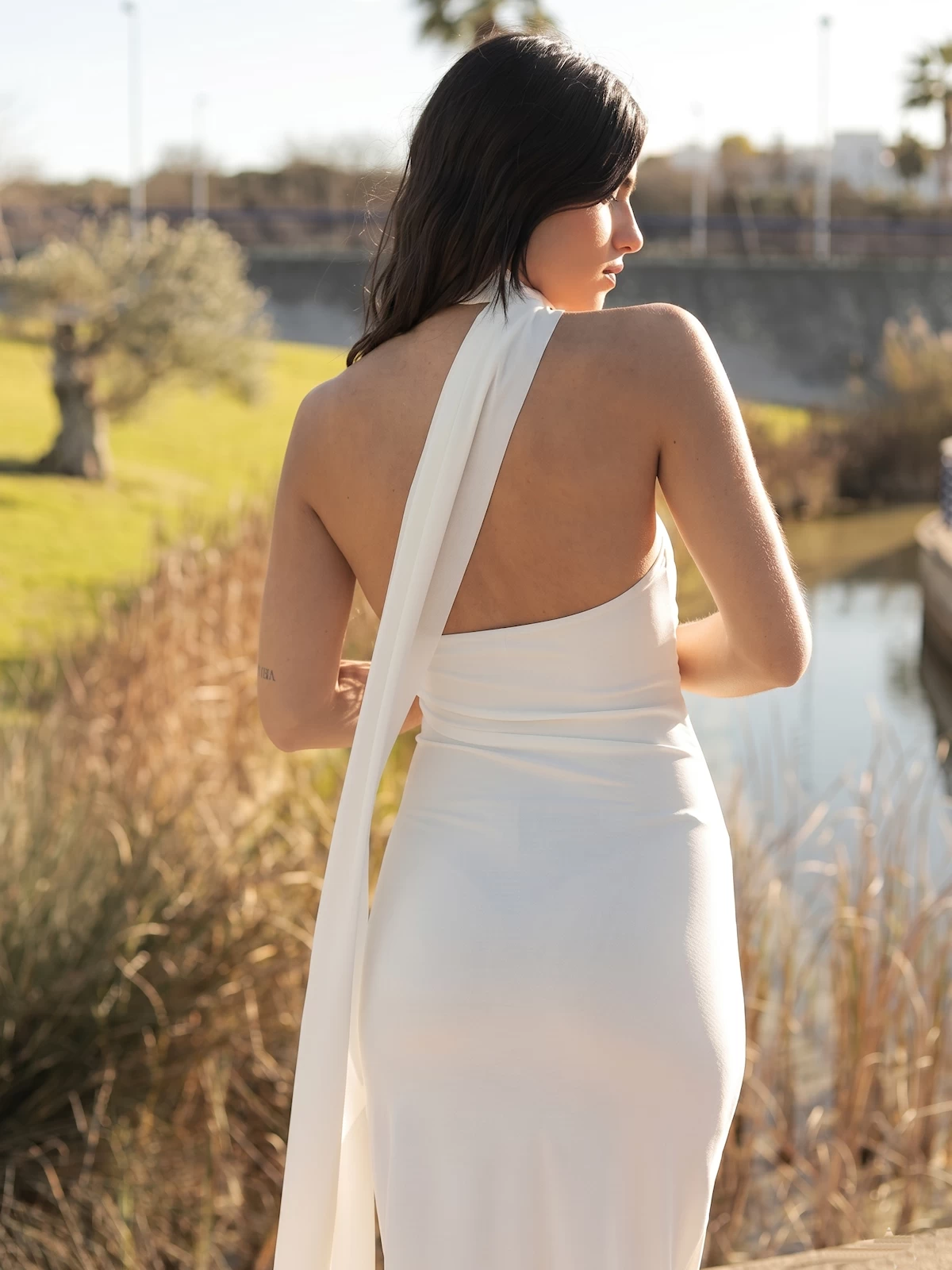 El Vestido Blanco Largo Palabra de Honor Goya es pura elegancia. Con fular integrado y caída fluida, es ideal para bodas civiles, galas o puestas de largo. Hecho en España
