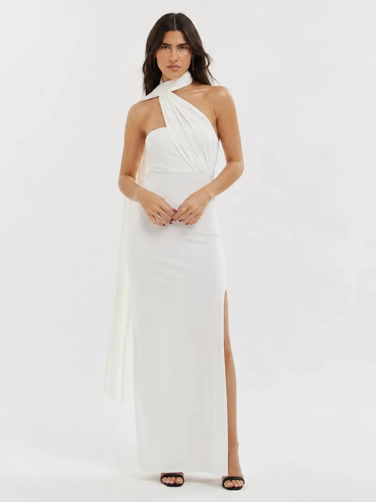 Vestido largo blanco palabra de honor con fular largo y tejido fluido. Ideal para bodas civiles y celebraciones elegantes.