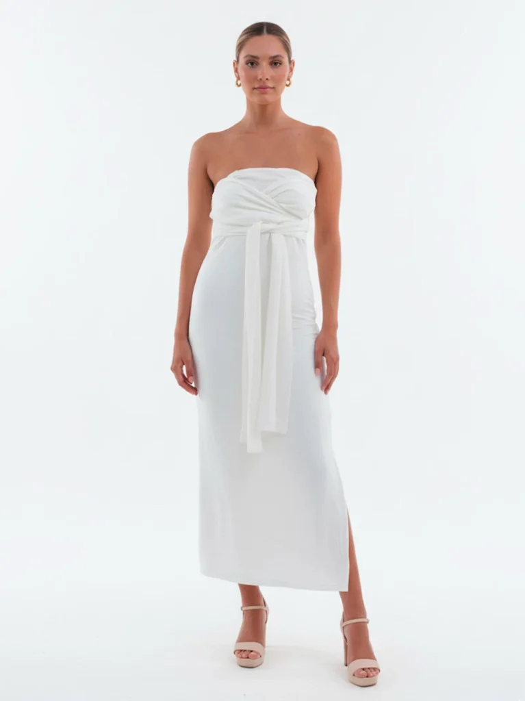 Vestido largo blanco con escote drapeado y corte estructurado. Diseño elegante de impacto, confeccionado en España. Ideal para eventos especiales.