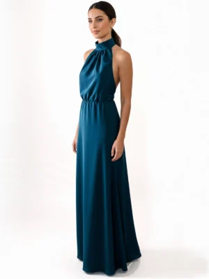 Vestido largo azul petróleo con cuello halter y espalda descubierta. Elegante, fluido y cómodo para invitadas y eventos especiales.