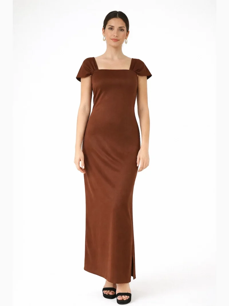 Vestido largo marrón chocolate Filippa con tirantes anchos, escote cuadrado y caída fluida. Ideal para eventos, ferias y celebraciones elegantes.