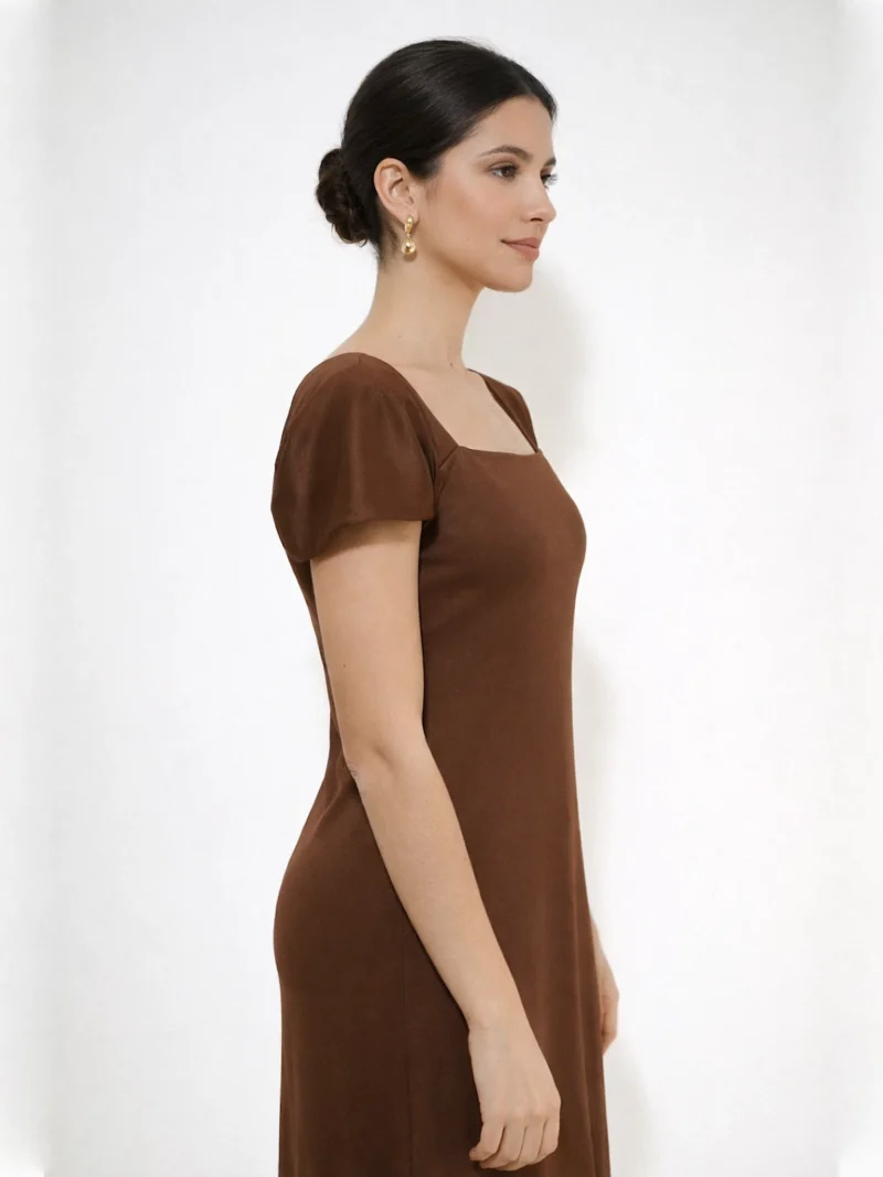 Vestido largo marrón chocolate Filippa con tirantes anchos, escote cuadrado y caída fluida. Ideal para eventos, ferias y celebraciones elegantes.