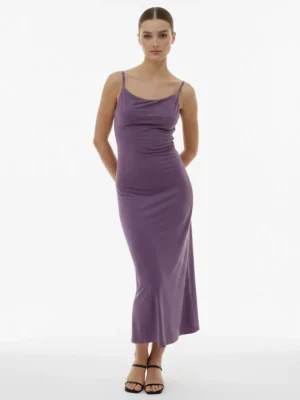 Vestido Largo Morado Espalda Rafaella con escote en cascada y espalda abierta con lazada. Elegante y favorecedor para eventos formales y looks de noche.