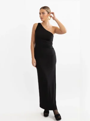Vestido Largo Negro Asimétrico Martha con cut out en cintura y abertura lateral. Ideal para fiestas, fin de año, cenas y eventos elegantes.