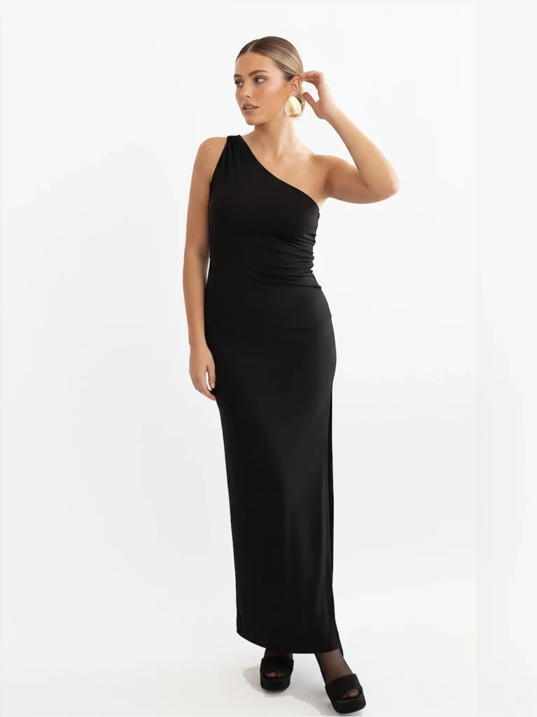 Vestido Largo Negro Asimétrico Martha con cut out en cintura y abertura lateral. Ideal para fiestas, fin de año, cenas y eventos elegantes.