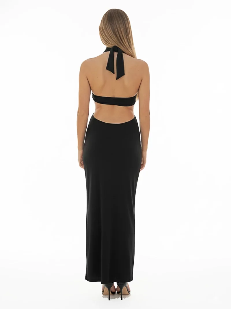 Vestido largo negro halter con cut-out en cintura y espalda baja. Un diseño sensual y elegante para invitadas que buscan destacar con un negro impecable.