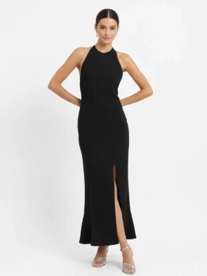 El Vestido Largo Negro Halter Palacioes largo hasta el suelo. Con cuello halter, sujetado por dos cintas en negro y espalda completamente al aire.