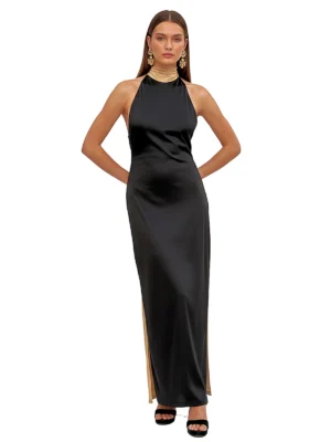 Vestido largo negro de noche con cuello halter, espalda descubierta y lazada dorada hasta el suelo. Sofisticado y muy favorecedor.