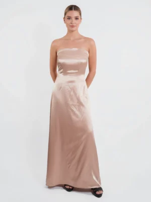 Vestido Largo Satén Dorado Petra palabra de honor, confeccionado en satén con brillo sutil y caída fluida. Ideal para bodas, galas y eventos especiales.